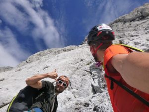 am Einstieg mit den Schirmen im Rucksack...